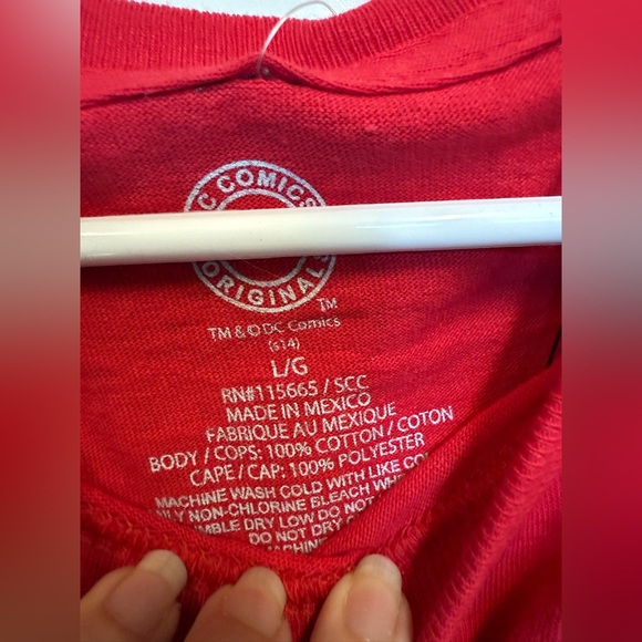 New DC Comics Batman t shirt with cape. Size large - Picture 2 of 5